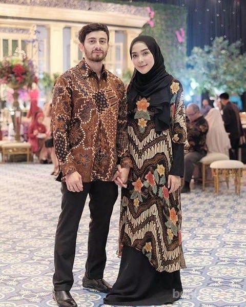 Tunik Batik Couple dengan Pasangan untuk pesta, Beautynesia.id